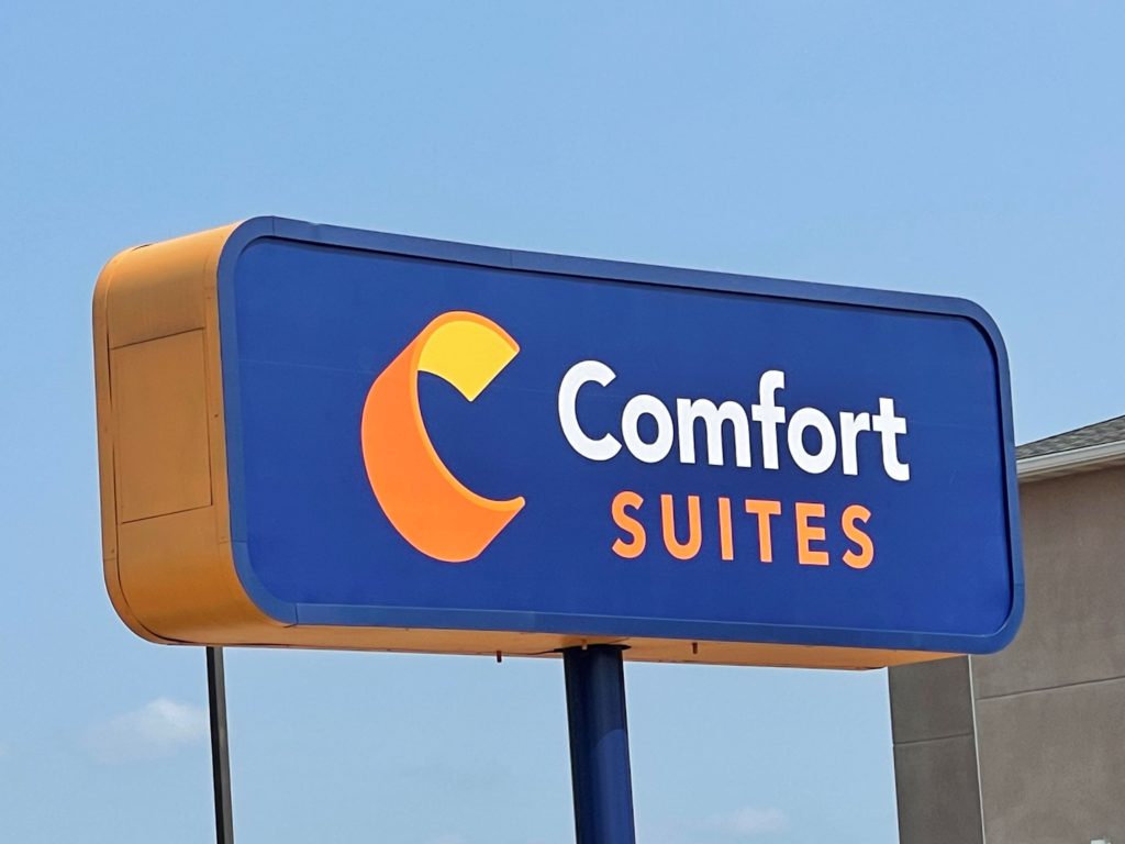 Sign Comfort Suites by Choice Hotels