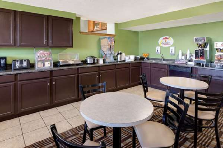 Breakfast2 Super 8 by Wyndham